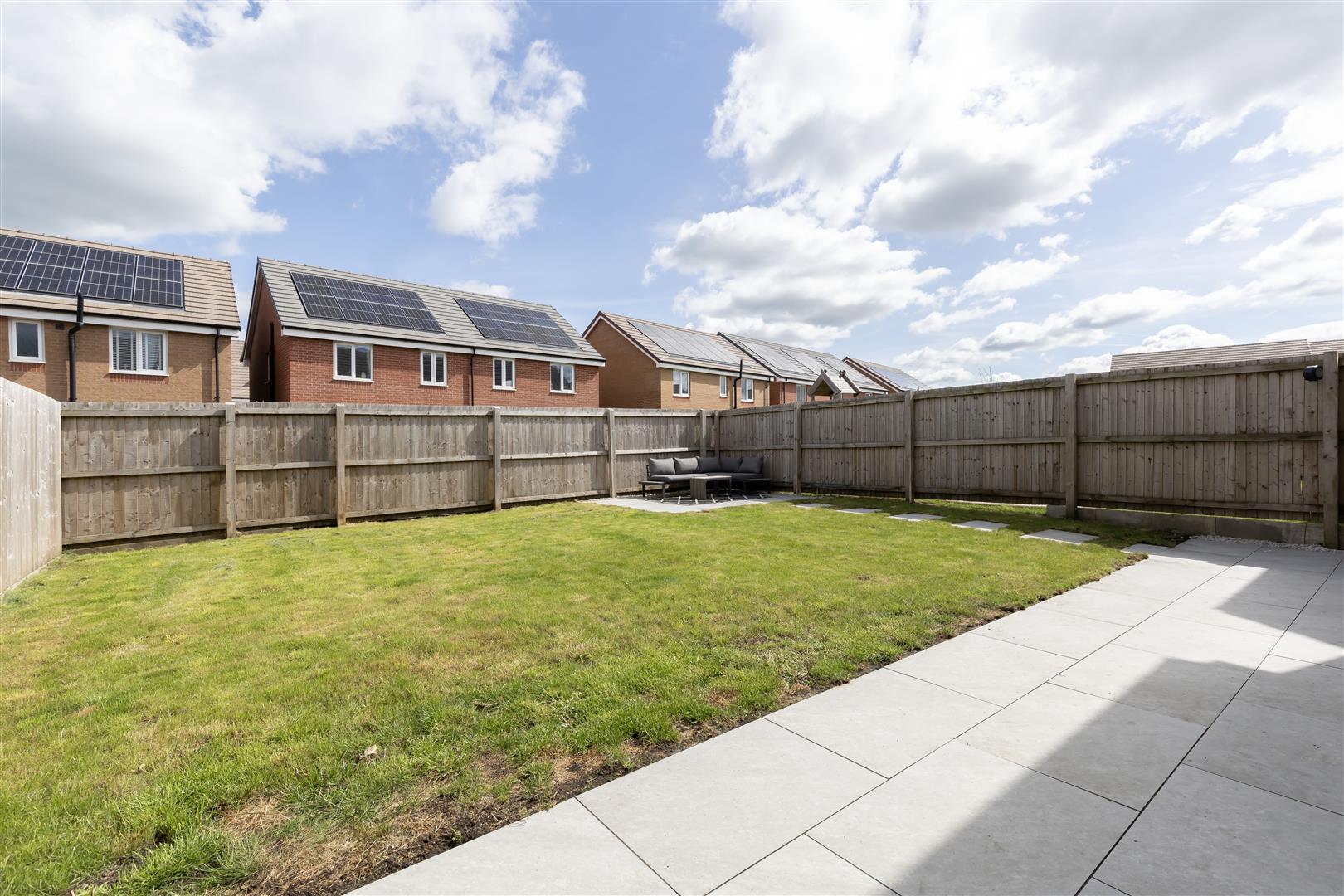 5 bed property in Monarch Avenue, Preston